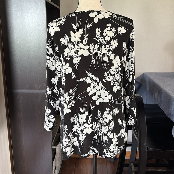 Women’s Sz 1X Jaclyn Smith 3/4 Sleeve VNeck Top - Picture 2 of 5